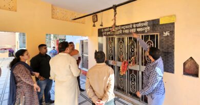 महापौर ने एतिहासिक अटरिया मंदिर में चल रहे कार्याे का लिया जायजा।