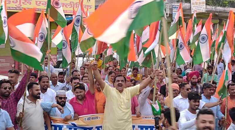 रुद्रपुर में निकली भारतीय सेना सम्मान तिरंगा यात्रा  सभी धर्मों के लोग हुए शामिल, पुष्प वर्षा का हुआ तिरंगा यात्रा का स्वागत 