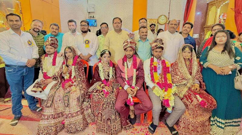 सामूहिक विवाह समारोह में महापौर ने नवदंपत्तियों को दिया आशीर्वाद  पंचमुखी हनुमान मंदिर में विधि विधान से सम्पन्न हुआ पांच जोड़ों का विवाह