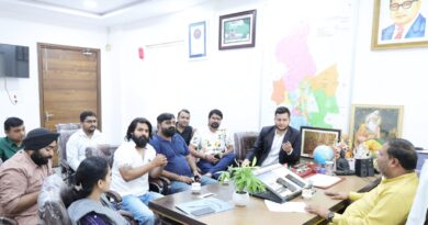 ओमेक्स सोसाइटी के लोग आवार कुत्तों से परेशान, महापौर विकास से मुलाकात कर की निजता दिलाने की मांग 