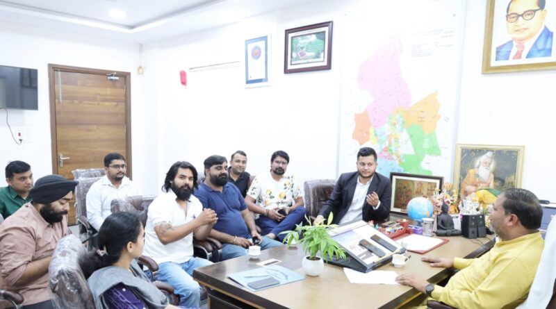 ओमेक्स सोसाइटी के लोग आवार कुत्तों से परेशान, महापौर विकास से मुलाकात कर की निजता दिलाने की मांग 