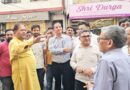 फुटपाथ खाली करो, नहीं तो होगा एक्शन   महापौर ने मुख्य बाजार का किया दौरा,गुलाब का फूल देकर किया निवेदन, साथ में दी चेतावनी 