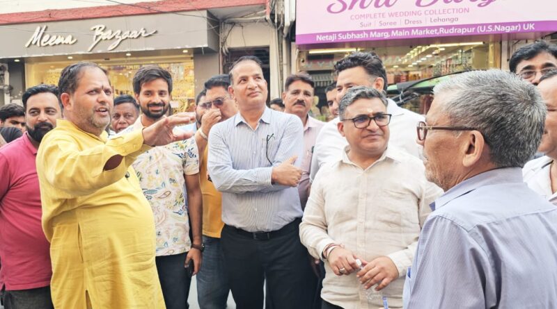 फुटपाथ खाली करो, नहीं तो होगा एक्शन   महापौर ने मुख्य बाजार का किया दौरा,गुलाब का फूल देकर किया निवेदन, साथ में दी चेतावनी 