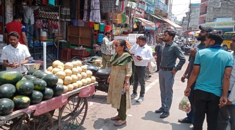 गंदगी फैलाने पर नगर निगम ने पांच लोगों के काटे चालान।सड़क पर अतिक्रमण करने वालों को दी चेतावनी