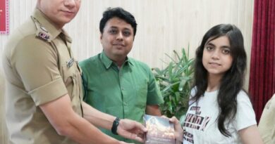उत्तराखंड की सीबीएसई 12वीं परीक्षा टॉपर कृतिका मदान को जिलाधिकारी व एसएसपी ने दी बधाई