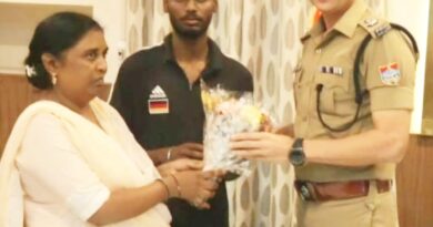 दुबई से लौटे विशाल की दास्तां,पाकिस्तानी युवकों बंद कर दिया था पानी।पुलिस के हस्तक्षेप के बाद सकुशल लौटा वापस।युवक और उसके परिजनों ने एसएसपी से मिलकर जताया आभार 