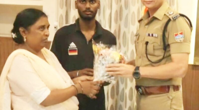 दुबई से लौटे विशाल की दास्तां,पाकिस्तानी युवकों बंद कर दिया था पानी।पुलिस के हस्तक्षेप के बाद सकुशल लौटा वापस।युवक और उसके परिजनों ने एसएसपी से मिलकर जताया आभार 