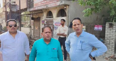 घटिया निर्माण पर महापौर का एक्शन,ठेकेदार ब्लैक लिस्टेड  -शिकायत मिलने के बाद मौके पर पहुंचकर निर्माण रूकवाया  – निर्माण कार्यों में मानकों की अनदेखी नहीं होगी बर्दाश्तः मेयर