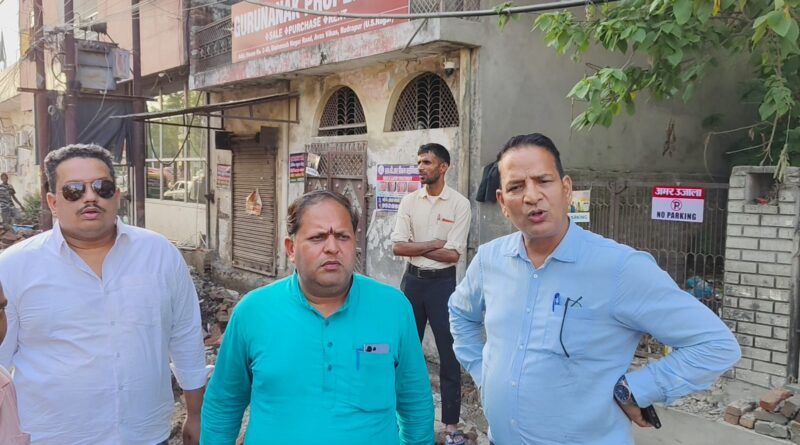 घटिया निर्माण पर महापौर का एक्शन,ठेकेदार ब्लैक लिस्टेड  -शिकायत मिलने के बाद मौके पर पहुंचकर निर्माण रूकवाया  – निर्माण कार्यों में मानकों की अनदेखी नहीं होगी बर्दाश्तः मेयर
