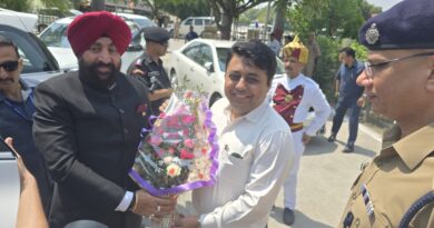 काशीपुर पहुंचे राज्यपाल लेफ्टिनेंट जनरल (सेनि) गुरमीत सिंह, डीएम और एसएसपी ने किया स्वागत 