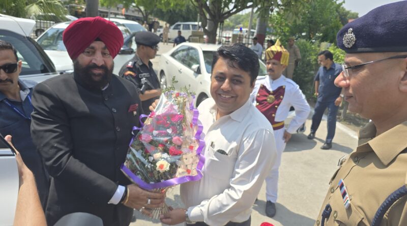 काशीपुर पहुंचे राज्यपाल लेफ्टिनेंट जनरल (सेनि) गुरमीत सिंह, डीएम और एसएसपी ने किया स्वागत 