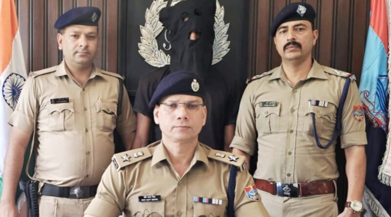 रुद्रपुर में तमंचे से फायरिंग करने वाले आरोपी विक्रमजीत सिह ऊर्फ जोरा जट गिरफ्तार  अभियुक्त से घटना में प्रयुक्त एक अवैध तमंचा व कारतूस बरामद