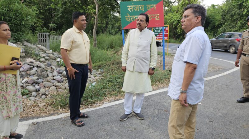 संजय वन चेतना केंद्र पहुंचे सांसद अजय भट्ट   अधिकारियों को दिए संजय वन को और अधिक आकर्षक पर्यटन स्थल के रूप में विकसित के निर्देश 