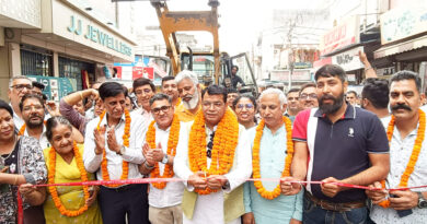 विधायक शिव अरोरा ने राज्य योजना से मुख्य बाजार पंजाबी मार्किट मे स्वीकृत हॉटमिक्स मार्ग का फीता काटकर किया शुभारम्भ