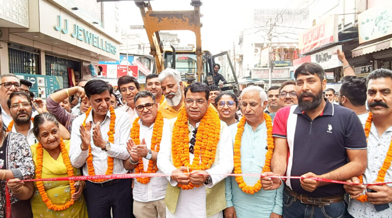 विधायक शिव अरोरा ने राज्य योजना से मुख्य बाजार पंजाबी मार्किट मे स्वीकृत हॉटमिक्स मार्ग का फीता काटकर किया शुभारम्भ