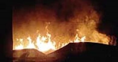 शटरिंग के गोदाम आग ने छुड़ाया दमकल कर्मियों का पसीना।लाखों का माल स्वाह,कई घंटों में आग पर पाया गया काबू
