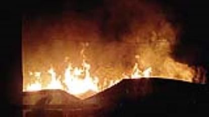 शटरिंग के गोदाम आग ने छुड़ाया दमकल कर्मियों का पसीना।लाखों का माल स्वाह,कई घंटों में आग पर पाया गया काबू