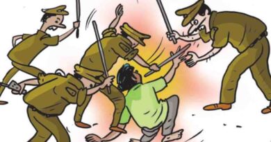 रुद्रपुर में जुए के अड्डे में मिले पाषर्द पर जमकर बरसीं लाठियां।कच्ची शराब और जुआ खिलाने के आरोप में घिरे हैं पाषर्द।होली के समय महिला से छेड़छाड़ का भी दर्ज है केस