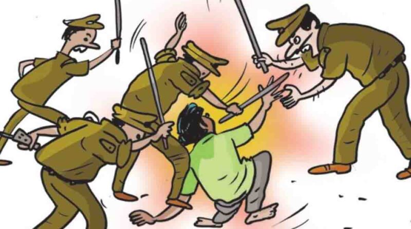 रुद्रपुर में जुए के अड्डे में मिले पाषर्द पर जमकर बरसीं लाठियां।कच्ची शराब और जुआ खिलाने के आरोप में घिरे हैं पाषर्द।होली के समय महिला से छेड़छाड़ का भी दर्ज है केस