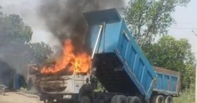 हाई वोल्टेज लाइन की चपेट में आने से डंपर में लगी आग