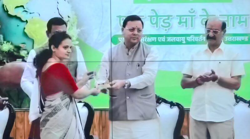 नगर निगम रूद्रपुर को देहरादून में मिला प्रथम पुरस्कार।पुरस्कार स्वरूप तीन लाख की नगद और ट्रॉफी देकर किया सम्मानित
