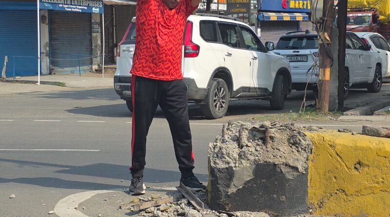 सड़कों पर नुकीली लोहे की प्लेटो को उखाड़ फेंका गाबा ने।विगत दिनों दुर्घटना में गयी थी सुरेंद्र ग्रोवर की जान
