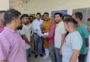 ट्रांजिट कैंप की जर्जर सड़क को लेकर लोनिवि कार्यलय प्रदर्शन।15 जून से काम शुरू होने का मिला भरोसा 