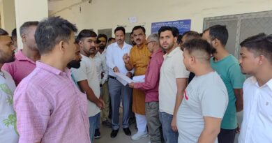 ट्रांजिट कैंप की जर्जर सड़क को लेकर लोनिवि कार्यलय प्रदर्शन।15 जून से काम शुरू होने का मिला भरोसा 