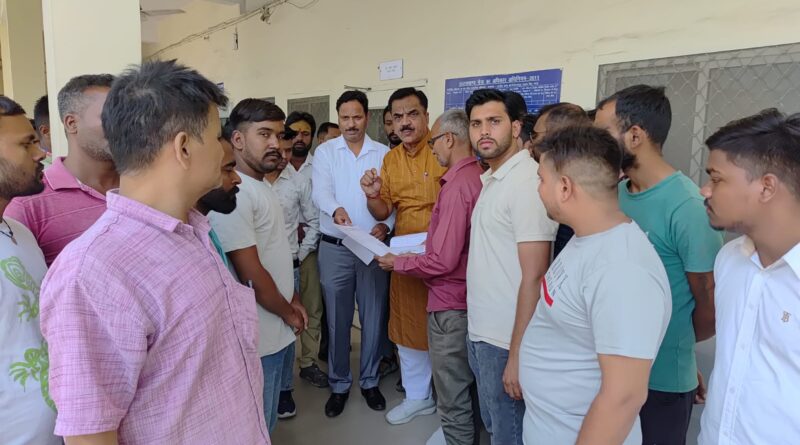 ट्रांजिट कैंप की जर्जर सड़क को लेकर लोनिवि कार्यलय प्रदर्शन।15 जून से काम शुरू होने का मिला भरोसा 