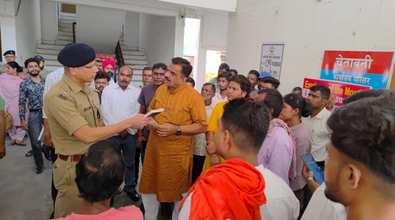विवाहिता के हत्यारोपियों की गिरफ्तारी न होने पर एसएसपी कार्यालय पर किया प्रदर्शन   एसएसपी को ज्ञापन सौंपकर जताई नाराजगी 