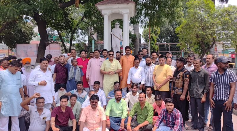 टीडीसी में भवनों के ध्वस्तीकरण में हुई ई-निविदा में घोटाले का आरोप लगा पूर्व विधायक ने दिया धरना 