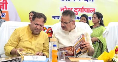 देश को नये युग की ओर ले जा रहे मोदीः गणेश जोशी  प्रभारी मंत्री गणेश जोशी ने नगर निगम में स्वच्छता ऐप का किया शुभारम्भ  उजाड़े गये कई दुकानदारों को आवंटन पत्र भी सौंपे