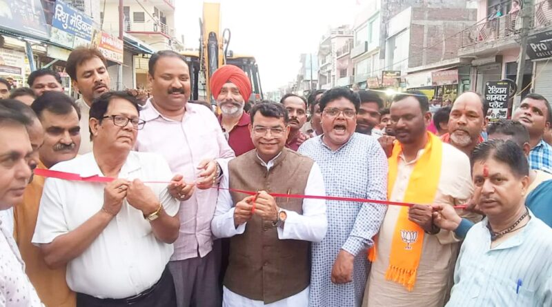 रुद्रपुर में ट्रांजिट कैंप की सड़क बनने का सपना होगा पूरा।विधायक शिव अरोरा ने चामुण्डा मन्दिर से झील तक जाने वाली मुख्य मार्ग का किया शुभारम्भ।दो करोड़ से बनेगी सड़क, लाखों लोगों की यातायात होगी सुगम 