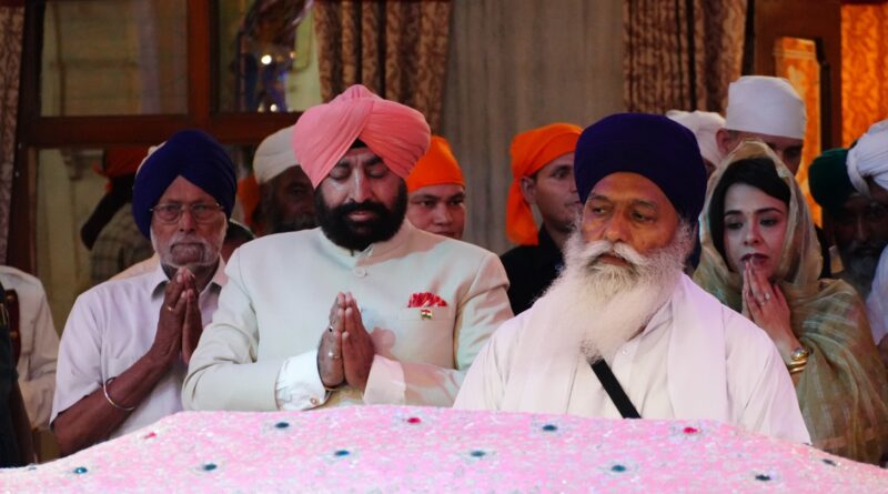 बाबा नानकदेव ने दिया दुनिया को एकजुट का उपदेश, राज्यपाल   काशीपुर पहुंचे राज्यपाल ने नानकाना साहिब गुरुद्वारा में टेका मत्था 