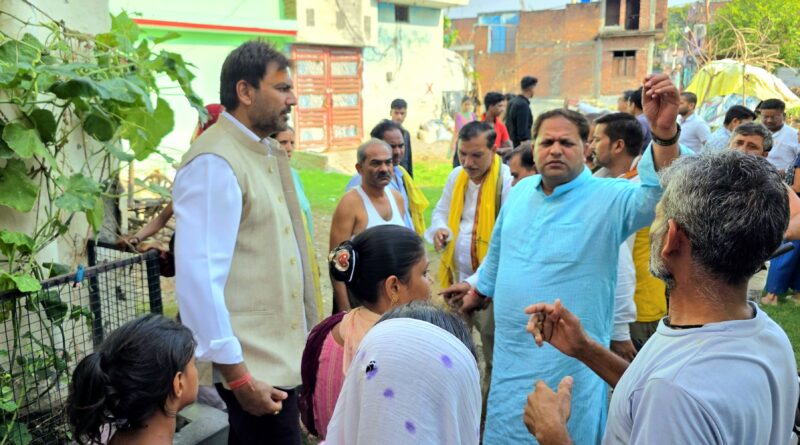 महापौर ने जगतपुरा में पैदल भ्रमण कर लिया समस्याओं का जायजा। चौपाल लगाकर सुनी लोगों की समस्याएं