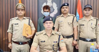 पत्नी को चाकू से गोदकर मौत के घाट उतारने का आरोपी पति गिरफ्तार पुलिस ने 24 घंटे के भीतर आरोपी को चाकूके साथ दबोचा
