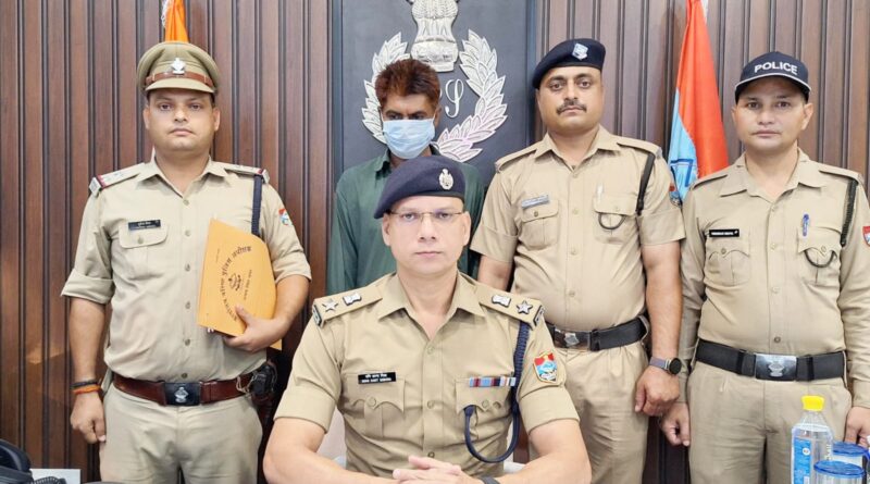 पत्नी को चाकू से गोदकर मौत के घाट उतारने का आरोपी पति गिरफ्तार पुलिस ने 24 घंटे के भीतर आरोपी को चाकूके साथ दबोचा