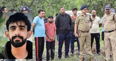रुद्रपुर में कपड़ा करोबारी का की संदिग्धावस्था में मौत  पेड़ के नीचे लटका मिला शव  जमीन से टिके थे पैर, मृतक का भाई बोला हुई है हत्या 