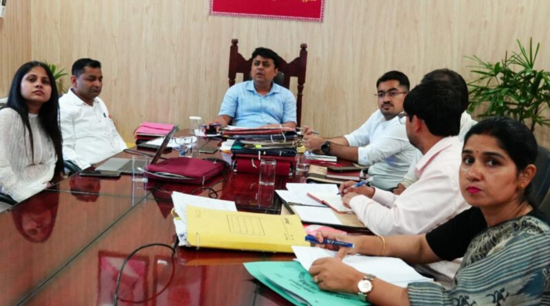 मेडिकल स्टोरों पर ड्रग्स निरीक्षक पुलिस के साथ करें छापेमारी, नितिन सिंह भदौरिया।डीएम ने बैठक में दिए निर्देश, अनियमिताएं मिलने पर दुकान सीज व लाइसेंस निरस्त करने के निर्देश 