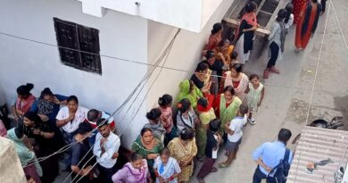 ट्रांजिट कैंप में युवती ने फांसी लगाकर किया सुसाइड   पिता के साथ किराय के कमरे रहती थी पीलीभीत की युवती 