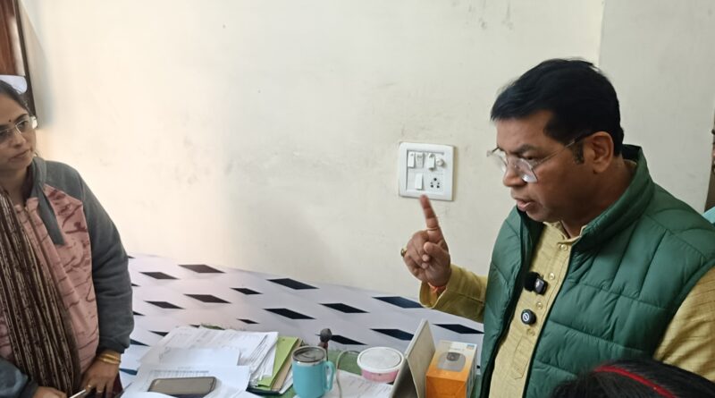 रम्पुरा की महिलाओ क़ो बिजली कनेक्शन न मिलने पर विधायक शिव अरोरा हुऐ आग बबूला एसडीओ क़ो जमकर सुनाई खरी खोटी,