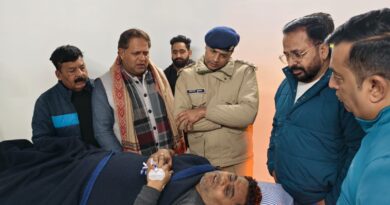 महापौर ने अस्पताल पहुँचकर जाना घायल पार्षद सौरभ बेहड़ का हाल।मुख्यमंत्री से दूरभाष पर पूर्व मंत्री तिलकराज बेहड़ की कराई बात।सीएम ने दिए सख्त कार्रवाई के निर्देश।