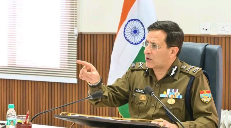 अब सतर्कता विभाग तैयार करेंगे भ्रष्टाचार में डूबें पुलिसकर्मियों की कुंडली।बिगड़ती कानून-व्यवस्था के बीच हाई-लेवल बैठक में डीजीपी ने दी अनुमति।कई चौकी इंचार्ज सस्पेंड,सीओं लेबल के अधिकारी करेंगे जांच।काशीपुर के किसान सुखवंत के साथ हुई लैंड फ्रॉड की जांच भी सीओं के हवाले 