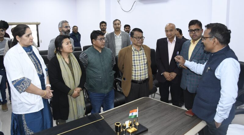 स्वस्थ पत्रकार, सशक्त लोकतंत्र की पहचान।हल्द्वानी मीडिया सेंटर में मीडिया कर्मियों हेतु लगाया गया निशुल्क स्वास्थ्य कैंप।100 से अधिक लोगों द्वारा स्वास्थ्य कैम्प का लाभ लिया गया,अनेकों प्रकार की जांच निशुल्क की गई*  पत्रकारों के लिए सरकार की संवेदनशील पहल बनी प्रेरणादायक उदाहरण