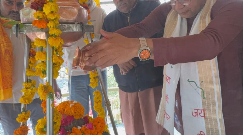 महाशिवरात्रि पर मंदिरों में उमंडा आस्था का जनसैलाब।  अटारियां मंदिर, पांच मंदिर समेत अन्य मंदिरों में उमड़ी भीड़   विधायक शिव अरोरा ने पांच मन्दिर में जलाअभिषेक कर समस्त क्षेत्रवासियो के सुख समृद्धि की कामना