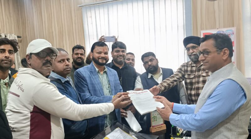 पत्रकारों के उत्पीड़न और फर्जी मुकदमों के खिलाफ कुमाऊं युवा प्रेस क्लब ने भरी हुंकार।एडीएम के माध्यम से मुख्यमंत्री को भेजा ज्ञापन।पुलिसिया बर्बरता और फर्जी मुकदमों पर जताई कड़ी नाराजगी