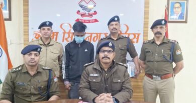 रुद्रपुर में फर्जी आधार-पेन कार्ड और मार्कशीट तैयार करने वाला नटवरलाल चढ़ा पुलिस के हत्थे। जनसेवा केंद्र पर चल रहा था पूरा खेल।एसटीएफ/ट्रांजिट कैंप पुलिस की संयुक्त कार्यवाही में मिली सफलता।भारी मात्रा में आधार कार्ड, पैन कार्ड, कूटरचित अंकतालिकाएं व इनको बनाने के उपकरण बरामद। रुद्रपुर में फर्जी आधार-पेन कार्ड और मार्कशीट तैयार करने वाला नटवरलाल चढ़ा पुलिस के हत्थे। जनसेवा केंद्र पर चल रहा था पूरा खेल।एसटीएफ/ट्रांजिट कैंप पुलिस की संयुक्त कार्यवाही में मिली सफलता।भारी मात्रा में आधार कार्ड, पैन कार्ड, कूटरचित अंकतालिकाएं व इनको बनाने के उपकरण बरामद।