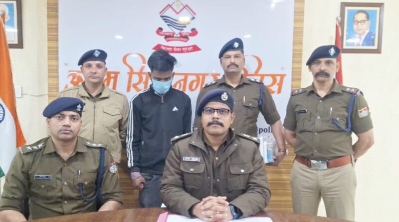 रुद्रपुर में फर्जी आधार-पेन कार्ड और मार्कशीट तैयार करने वाला नटवरलाल चढ़ा पुलिस के हत्थे। जनसेवा केंद्र पर चल रहा था पूरा खेल।एसटीएफ/ट्रांजिट कैंप पुलिस की संयुक्त कार्यवाही में मिली सफलता।भारी मात्रा में आधार कार्ड, पैन कार्ड, कूटरचित अंकतालिकाएं व इनको बनाने के उपकरण बरामद।