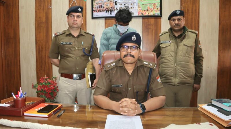 बाजपुर पुलिस की बड़ी कार्रवाई, वन विभाग टीम पर फायरिंग करने वाला नामजद अभियुक्त दलजीत गिरफ्तार।अभियुक्त की निशानदेही पर घटना में प्रयुक्त 12 बोर बंदूक बरामद