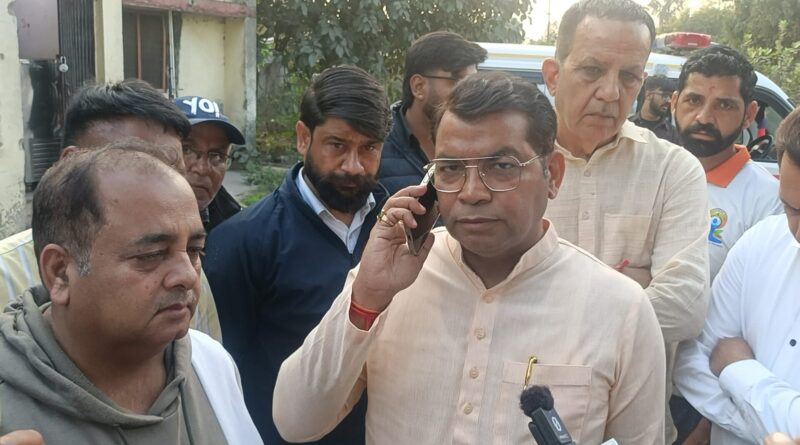 सिविल लाइन गोलीकांड मे मृतक ध्रुव चावला का शव पहुंचा पोस्टमार्टम हॉउस।विधायक शिव अरोरा ने सीओ सिटी से दूरभाष पर वार्ता कर घटना की हर पहलू से जांच करने के दिये निर्देश